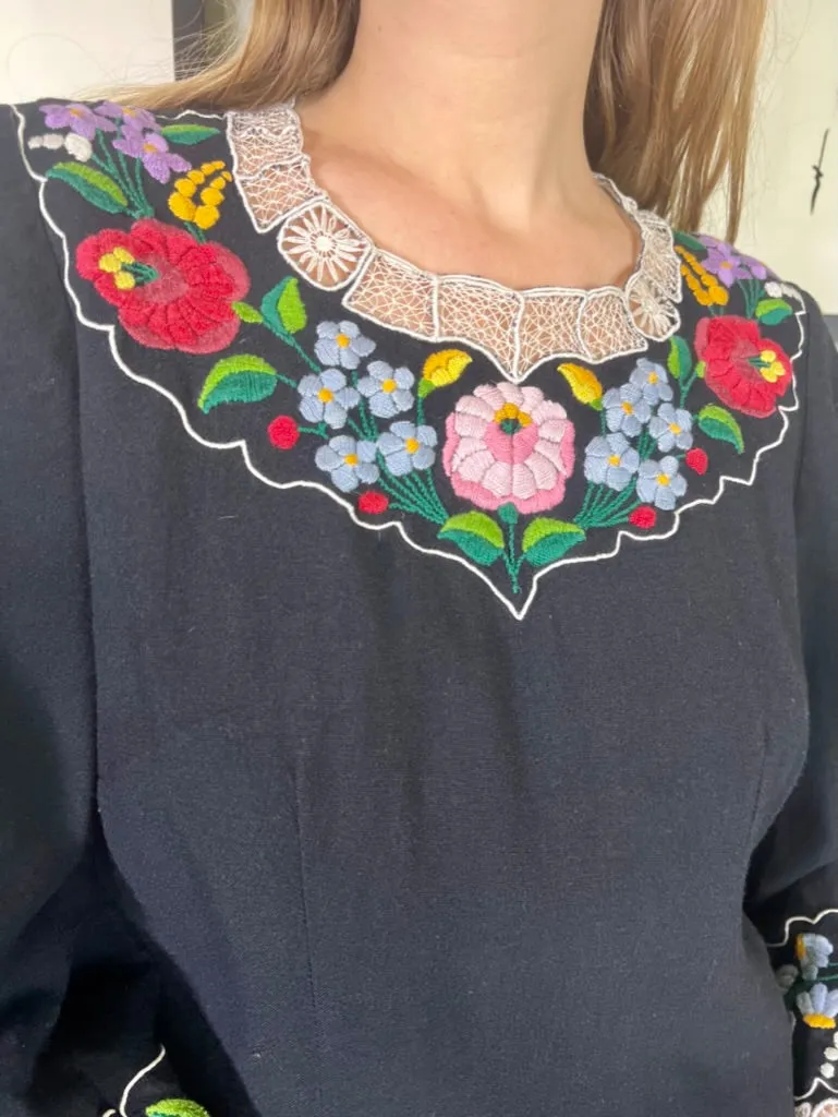 Gaby, 70s floral embroidered top