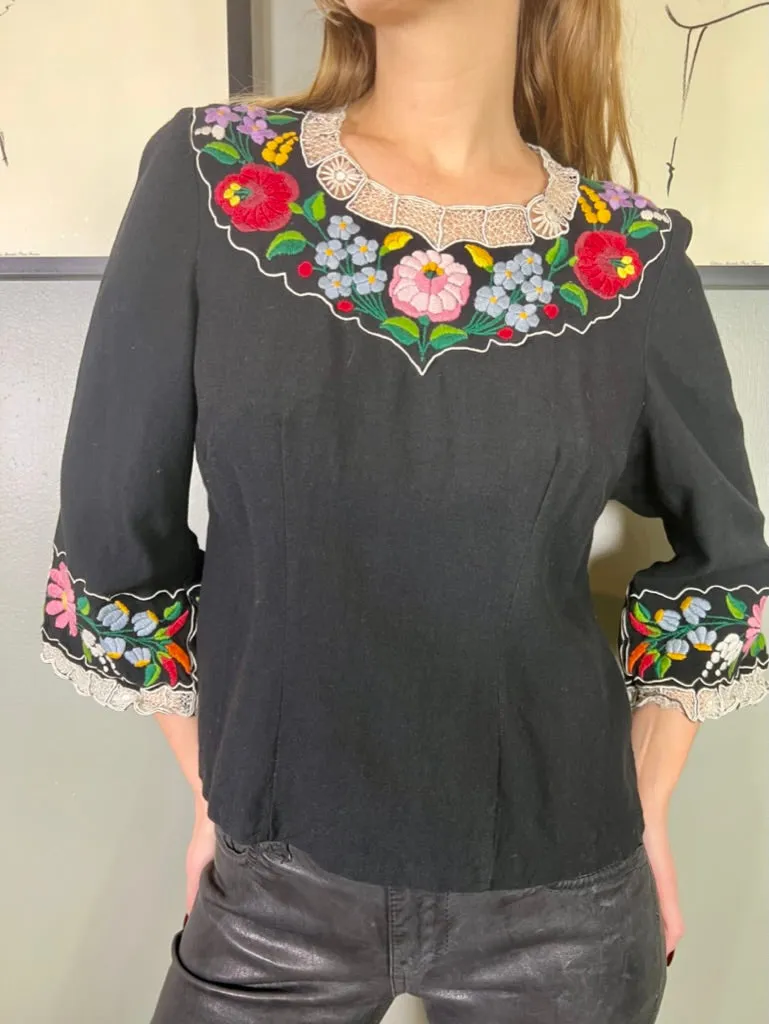 Gaby, 70s floral embroidered top