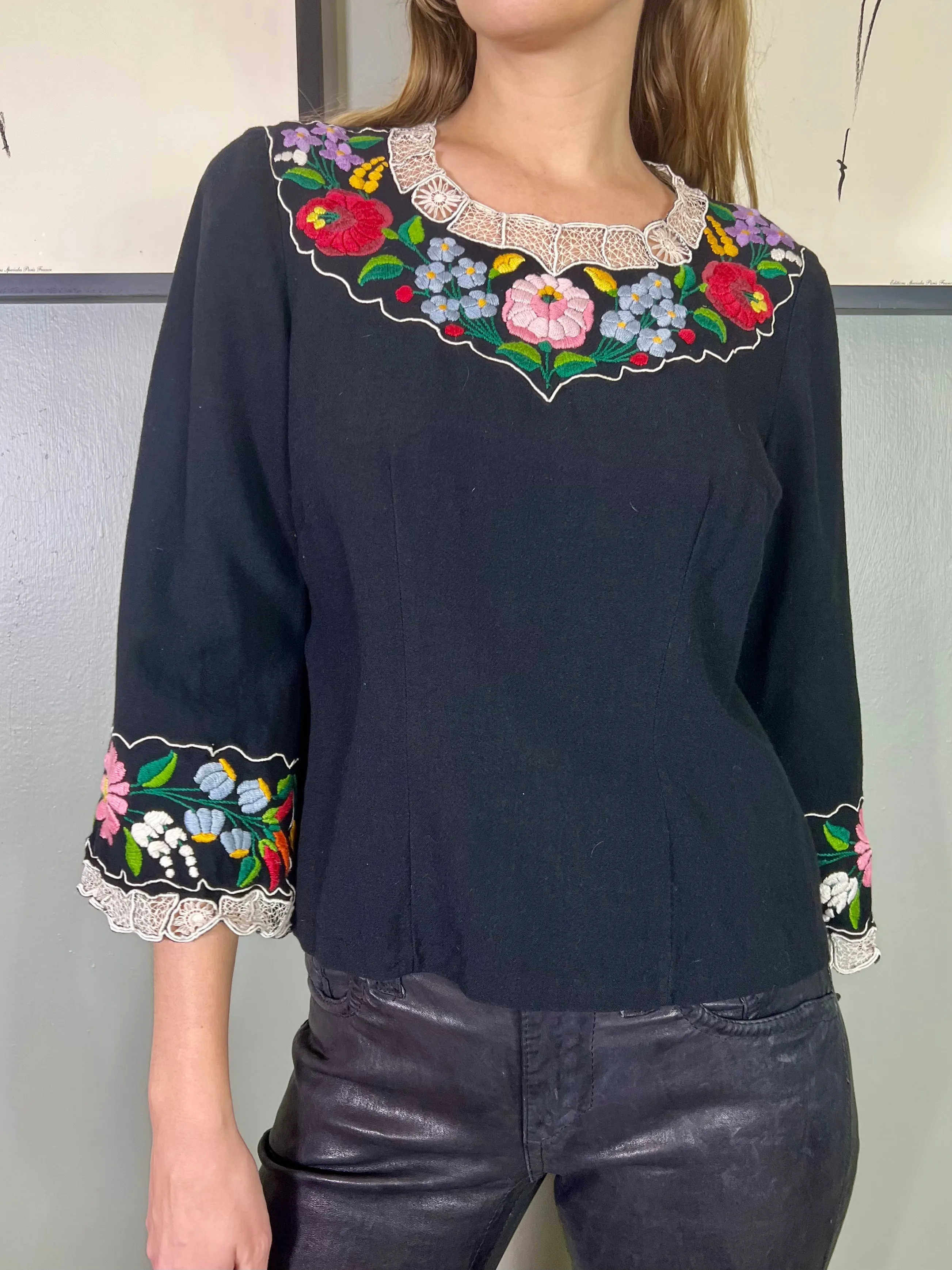 Gaby, 70s floral embroidered top