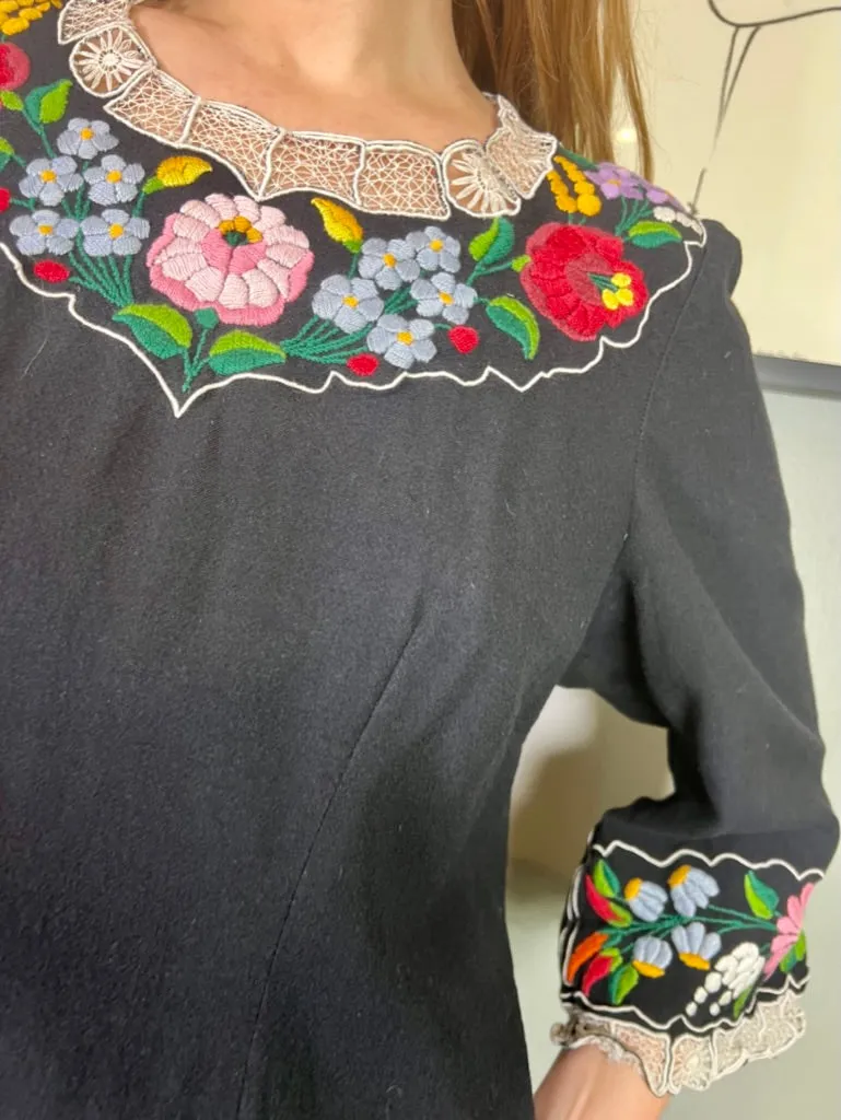 Gaby, 70s floral embroidered top