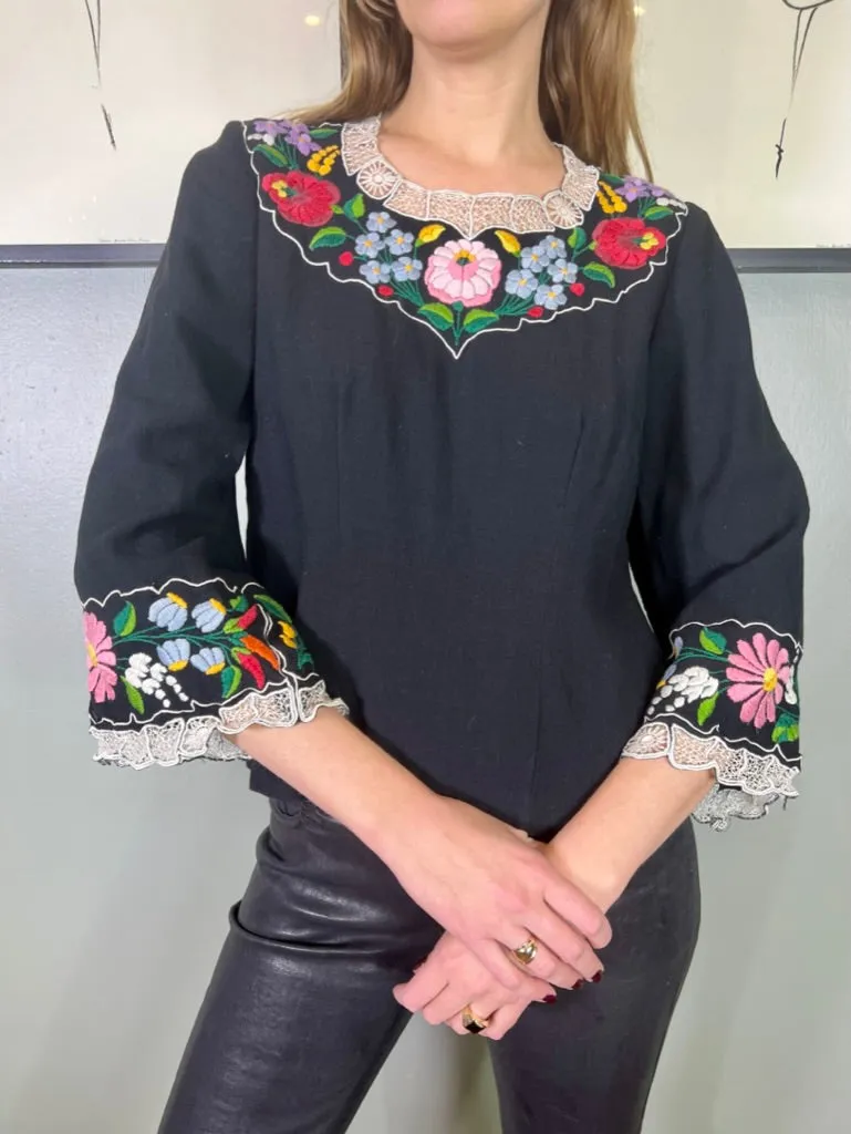 Gaby, 70s floral embroidered top