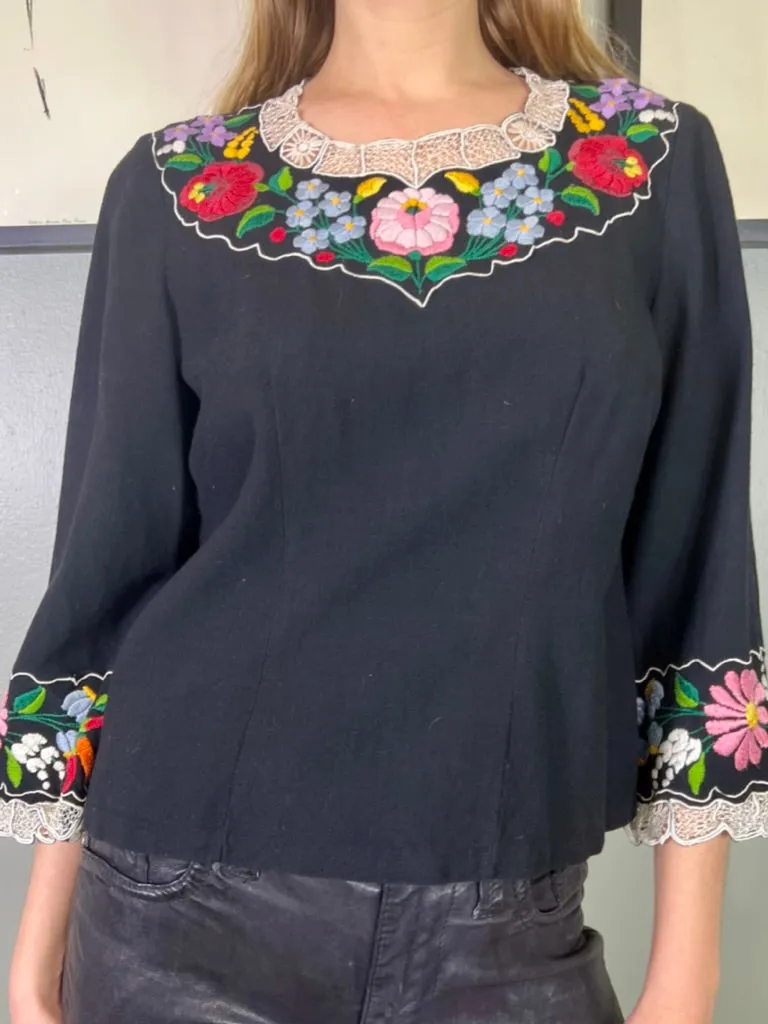 Gaby, 70s floral embroidered top