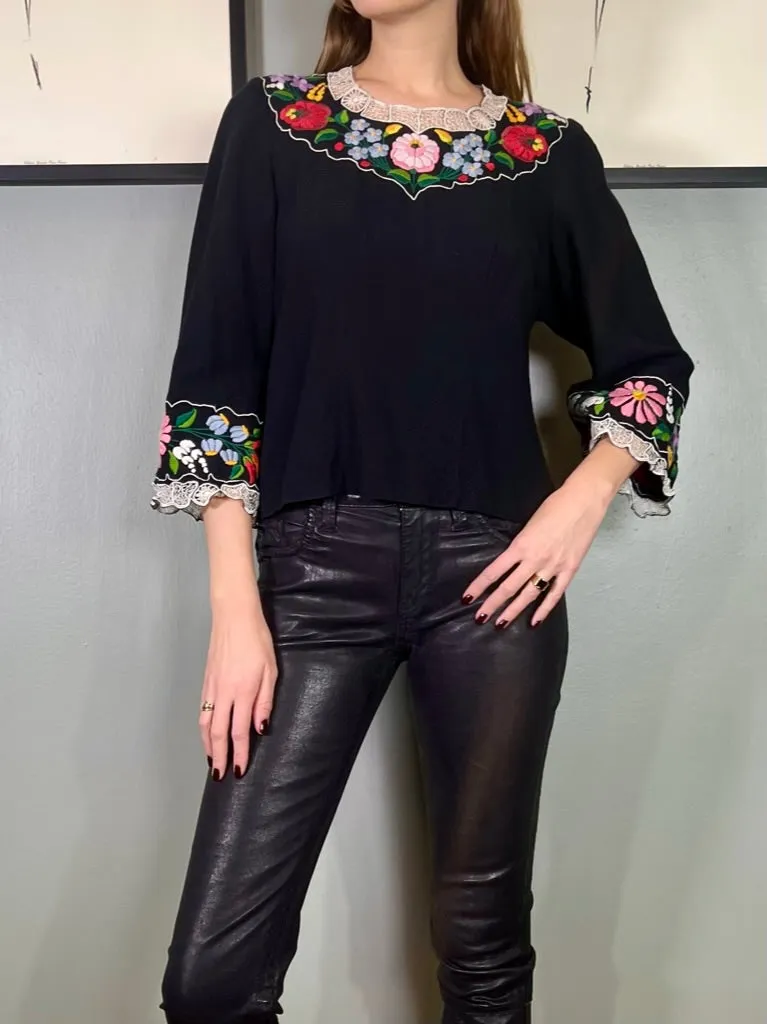 Gaby, 70s floral embroidered top